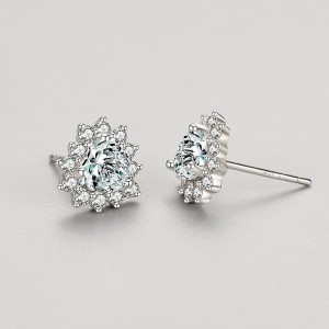 Sterling Silver Sparkle Zirconia Heart Stud Earrings 40200199 Sterling Silver Sparkle Zirconia Heart Stud Earrings 40200199