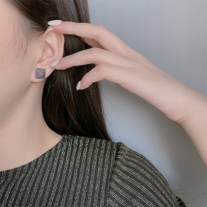 Vintage Zirconia Pyramid Stud Earrings 40200237 Vintage Zirconia Pyramid Stud Earrings 40200237