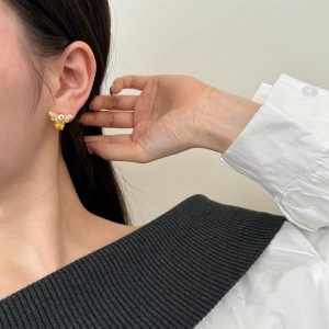 Zirconia Bee Stud Earring 40200435 Zirconia Bee Stud Earring 40200435