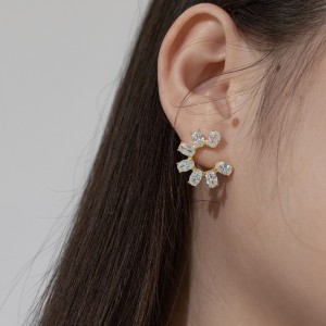 C Shape Oval Zirconia Stud Earring 40200443