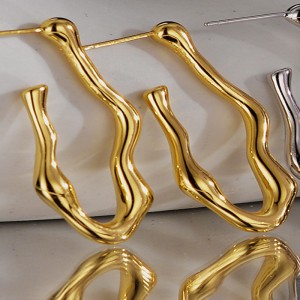 Curving Lines Stud Earring 40400030