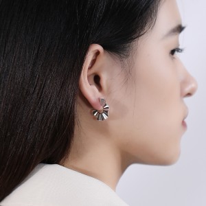 925 Sterling Silver Irregular C-Shaped Textured Earring 40400109 925 Sterling Silver Irregular C-Shaped Textured Earring 40400109