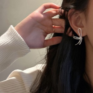 925 Sterling Silver Abstract Line Bow Earring 40400129