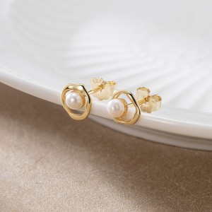 925 Sterling Silver Mobius Fresh Water Pearl Stud Earring 40500041