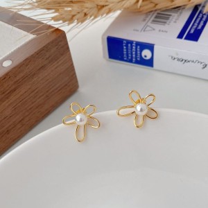 925 Sterling Silver Flower Fresh Water Pearl Stud Earring 40500049