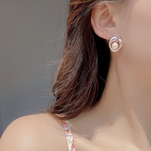 925 Sterling Silver Geometric Fresh Water Pearl Stud Earring 40500051