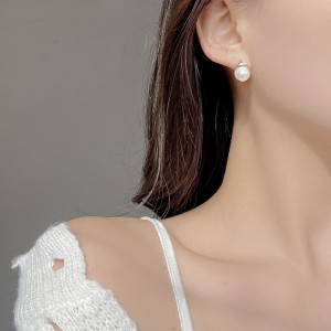 925 Sterling Silver Irregular Fresh Water Pearl Stud Earring 40500056