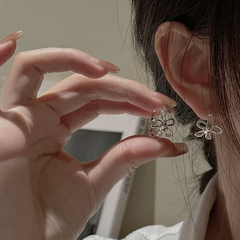 925 Sterling Silver Small Irregular Flower Huggie Hoop Earring 60200309