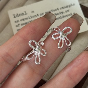 925 Sterling Silver Small Irregular Flower Huggie Hoop Earring 60200309
