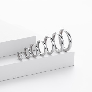 925 Sterling Silver Plain Polished Huggie Hoop Series 60200331 925 Sterling Silver Plain Polished Huggie Hoop Series 60200331