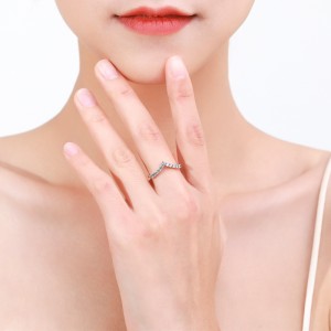 925 Sterling Silver V-Shaped CZ Minimalist Ring 70100427