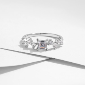925 Sterling Silver Emerald-Cut Zircon Ring 70100439 925 Sterling Silver Emerald-Cut Zircon Ring 70100439