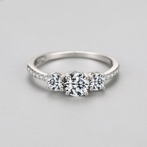 925 Sterling Silver Classic Three-Stone CZ Ring 70100542 925 Sterling Silver Classic Three-Stone CZ Ring 70100542