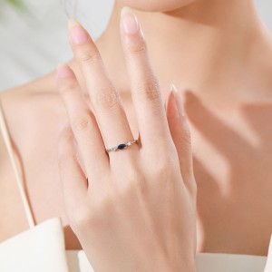 925 Sterling Silver Vintage Three-Stone CZ Stackable Ring 70100560