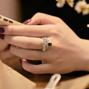 Sqarkle Emerald Cubic Zirconia Bow Ring 70200149 Sqarkle Emerald Cubic Zirconia Bow Ring 70200149