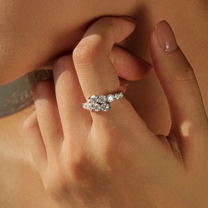 925 Sterling Silver Graduated Moissanite Row Ring 110200050